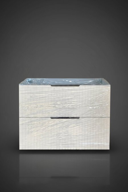 خزانة خشب أبيض بنقوش مربعة عصرية